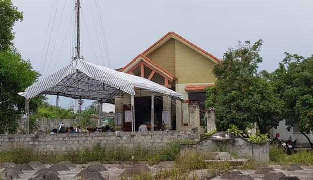 Người thân và chính quyền địa phương tổ chức đám tang cho bà Lưu.