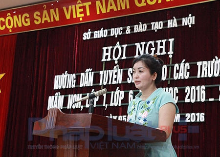 Bà Nguyễn Thu Hà - Phó trưởng Phòng Quản lý thi và Kiểm định chất lượng giáo dục (Sở GD&ĐT Hà Nội) hướng dẫn đại diện hơn 30 phòng GD trên địa bàn TP Hà Nội về công tác tuyển sinh vào đầu cấp. Ảnh: Loan Bảo.