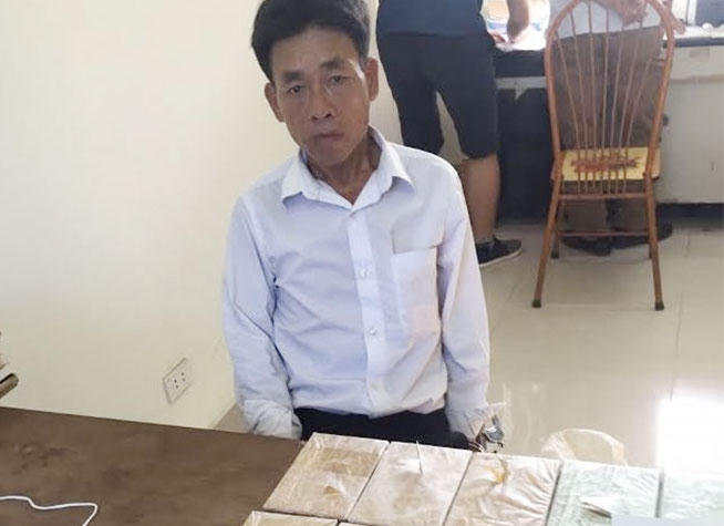 Lầu B&aacute; M&ugrave;a vốn l&agrave; gi&aacute;o vi&ecirc;n dạy tiếng Anh, nhưng thường xuy&ecirc;n sang L&agrave;o mua&nbsp;ma t&uacute;y&nbsp;về b&aacute;n tại c&aacute;c tỉnh ph&iacute;a Bắc. (Ảnh B&aacute;o giao th&ocirc;ng)