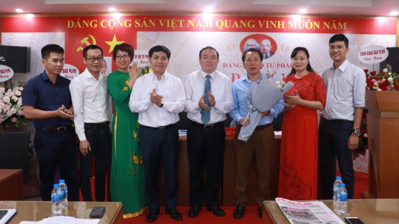 Ban Chấp hành Đảng bộ Báo Pháp luật Việt Nam nhiệm kỳ 2020-2025 ra mắt Đại hội.