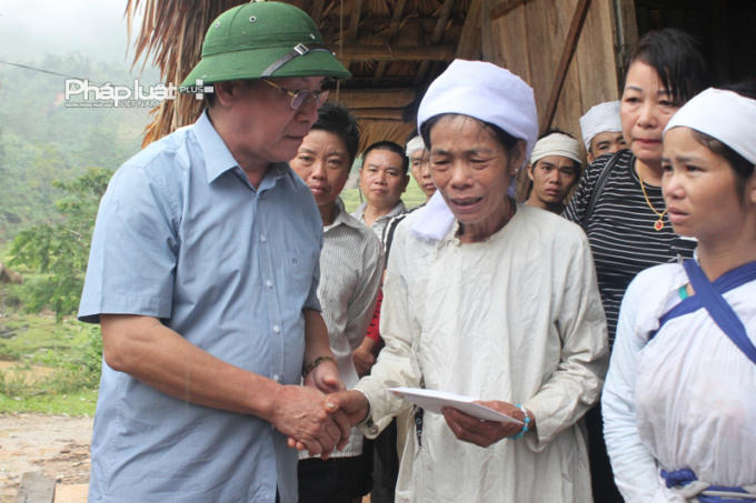 Lãnh đạo tỉnh Hà Giang thăm và tặng quà nhân dân vùng lũ.