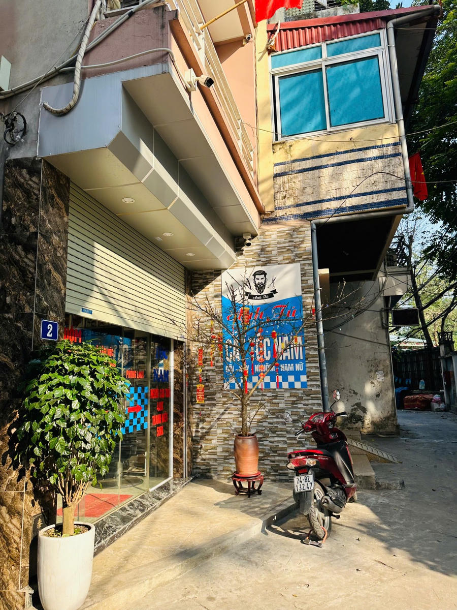 Một cửa hiệu mở hàng khai xuân sớm.