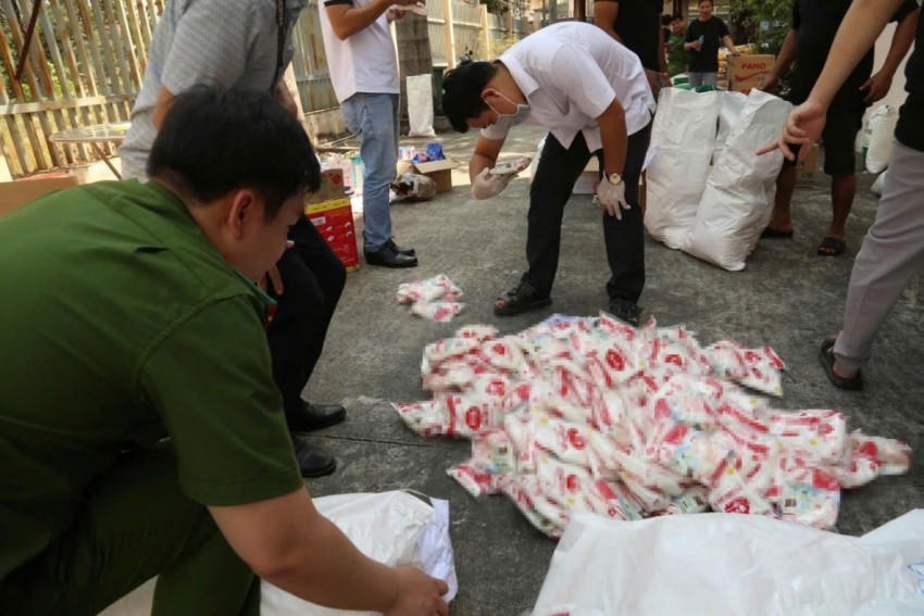 Các bịch bột ngọt thành phẩm giả.