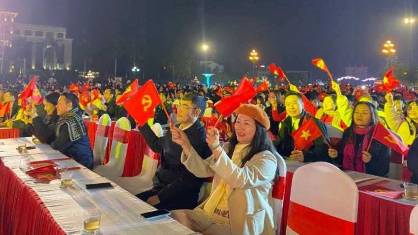 Đông đảo đại biểu và quần chúng nhân dân tham dự.