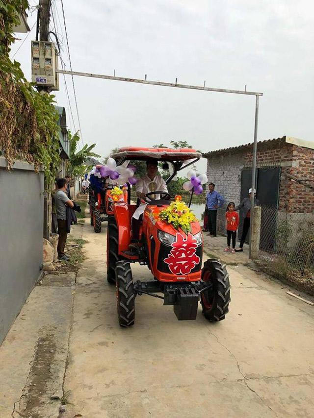 chú rể tự mình lái xe dẫn đầu đoàn nhà trai. (Ảnh: T.V.H)