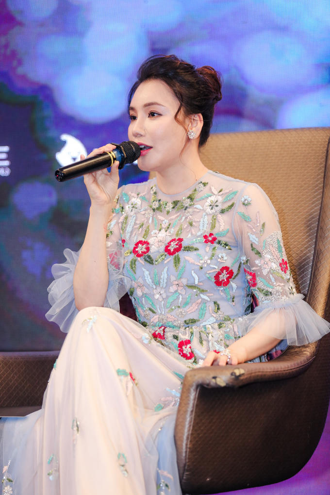 Trong buổi ra mắt chương trình, Hồ Quỳnh Hương diện chiếc váy cầu kỳ, quý phái của nhà thiết kế Tùng Vũ. Chia sẻ về việc tham gia chương trình này, cô cho biết mình sẽ cống hiến và truyền hết kinh nghiệm ca hát cho các thí sinh. Mặc dù cô có lẽ đã "về hưu" với tư cách là ca sĩ nhưng lại rất phù hợp với vai trò cầm cân nảy mực bằng chính kinh nghiệm lâu năm của mình.