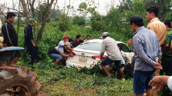 Chiếc ô tô bỏ chạy rồi lao xuống kênh.