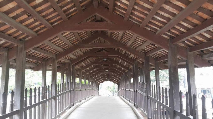 Cầu được xây dựng hoàn toàn bằng gỗ và ngói gồm 3 nhịp, mỗi nhịp 4 gian, dài 36m, rộng 3m
