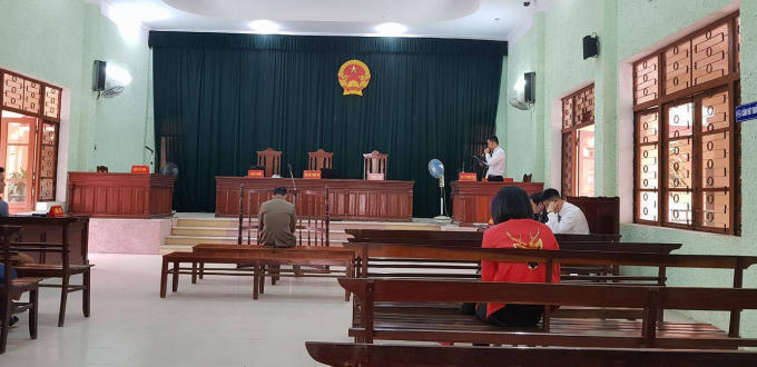 Phải đến lúc 9h sáng, thư kí mới tiến hành phổ biến nội quy phiên tòa và bắt đầu phiên xét xử.
