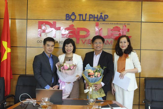 Ông Nguyễn Xuân Bính (bìa trái) Trưởng ban Điện tử Báo PLVN - tặng hoa các khách mời tham dự chương trình.