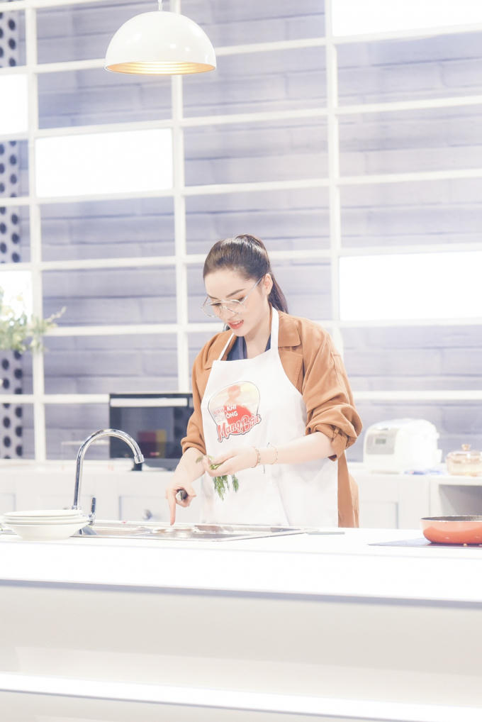 Xúc động khi Hương Giang chia sẻ thời đi học không được bạn bè tôn trọng