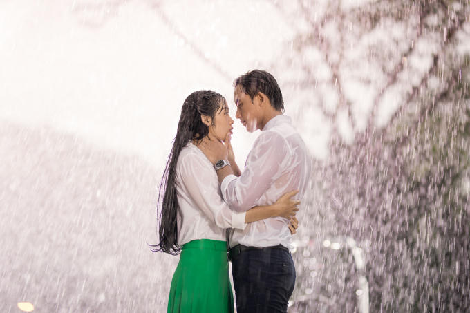 Cuối cùng Mai Tài Phến cũng đã có cơ hội cướp nụ hôn đầu đời của em gái mưa