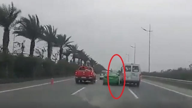 [Clip]: Kinh hoàng cảnh xe taxi với xe khách chèn ép nhau trên đường