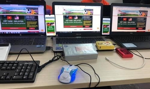 Các "cao thủ" lắc đầu ngao ngán vì không thể truy cập hệ thống để mua vé Online.
