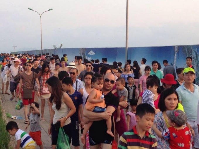 Dòng người tấp nập dồn về các tuyến đường dẫn ra bãi tắm.