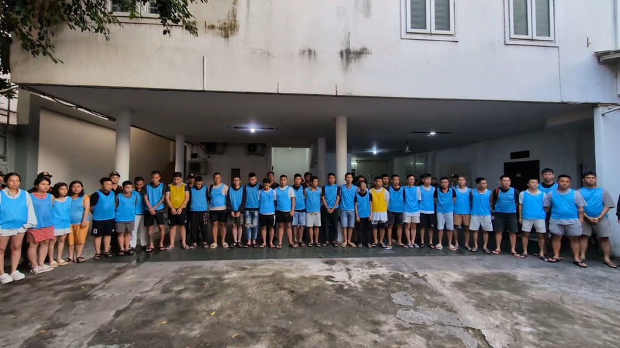 Các đối tượng được trao cho Cơ quan Công an.