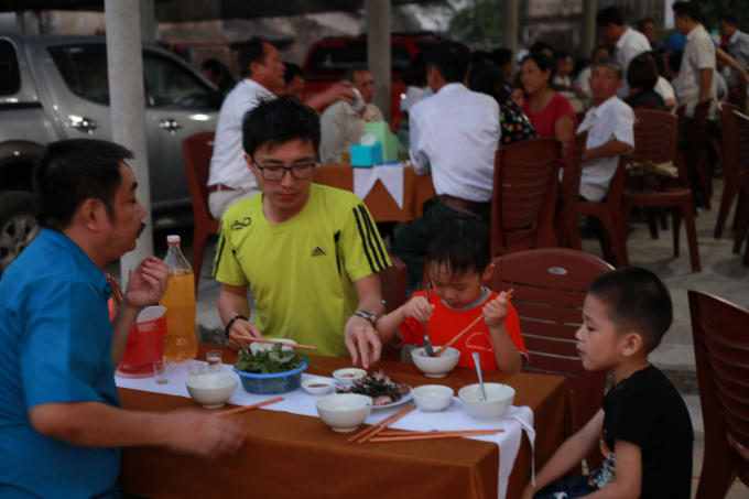 Các quán hàng luôn đông khách dù biển Thạch Hải chỉ mới bước vào giai đoạn bắt đầu mùa du lịch.