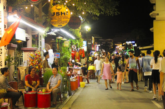 Với không gian đầy màu sắc và nhộn nhịp, nhiều cửa hàng ăn uống, giải khát cũng được mở ra để phục vụ du khách ngày cuối tuần.