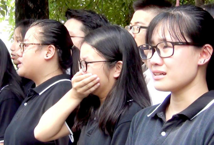 Những học sinh không giấu nổi nước mắt khi tiễn đưa người thầy đáng kính của mình.