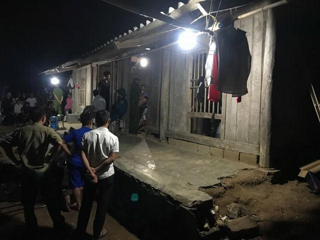 Tối muộn ngày 28/4, thi thể chị Nhung được đưa về căn nhà bằng gỗ lụp xụp của gia đình, nằm gần cuối thôn Trung Tâm, xã An Bình để làm ma chay.