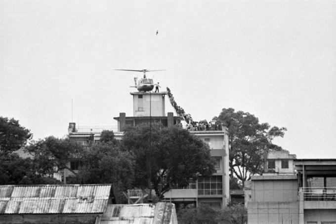 Các nhiếp ảnh gia, phóng viên quốc tế, trong đó có tạp chí LIFE, AP đã có mặt ở Việt Nam trong thời khắc lịch sử 48 giờ cuối cùng trước khi giải phóng miền Nam 30/4/1975. Trong ảnh là những người đang cố lên trực thăng di tản tại một ngôi nhà ở số 22 phố Gia Long, gần đại sứ quán Mỹ ở Sài Gòn.