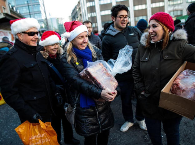 Ông già Noel phát quà cho các em nhỏ ở Harare, Zimbabwe, ngày 21/12. Ảnh: AP.