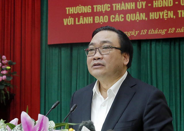 Bí thư Thành ủy Hà Nội yêu cầu các đơn vị liên quan xác định rõ trách nhiệm trong quá trình lát đá vỉa hè không đảm bảo chất lượng.