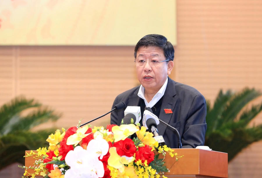 Phó Chủ tịch Thường trực UBND Thành phố Dương Đức Tuấn trình bày tờ trình tại kỳ họp. Ảnh: Lê Hải.