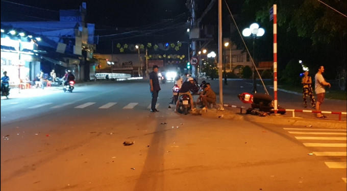 Xe mô tô lao lên vỉa hè