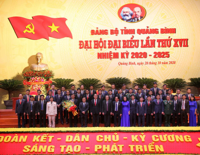 Ban chấp hành Đảng bộ tỉnh Quảng Bình nhiệm kỳ mới ra mắt. Ảnh: Báo Người Lao động