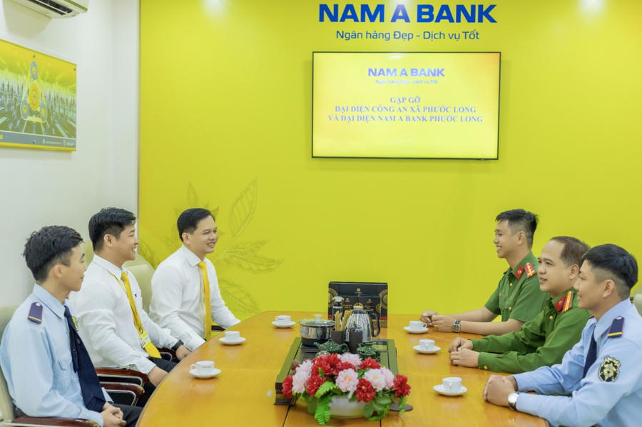 Công an xã Phước Long gặp gỡ, trao đổi với đại diện ngân hàng nhằm tăng cường phối hợp bảo đảm ANTT tại các điểm giao dịch.