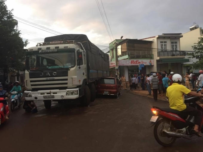 Hiện trường vụ tai nạn đầu tiên giữa xe tải và xe ô tô 4 chỗ (ản:h CTV).