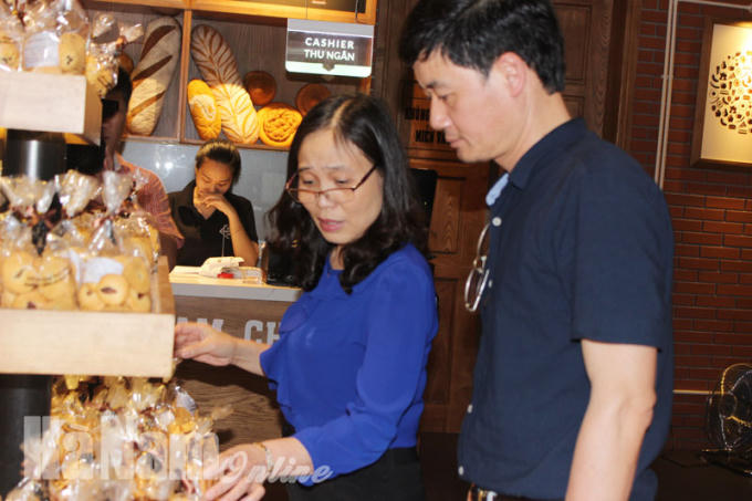 Kiểm tra sản phẩm bánh ngọt tại cơ sở Cham Cham (270 đường Lê Công Thanh).