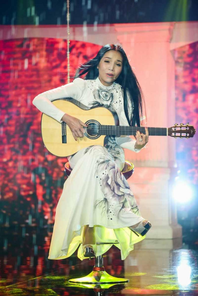 Quỳnh Lan vừa đ&agrave;n guitar vừa h&aacute;t.