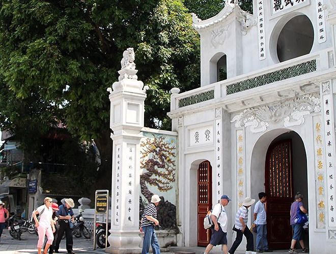 Nằm ở ngã tư đường Thanh Niên và đường Quán Thánh, Trấn Vũ Quán hay còn gọi là đền Quán Thánh vốn là trấn Bắc, thuộc hệ thống “Thăng Long tứ trấn” của đất kinh kỳ.