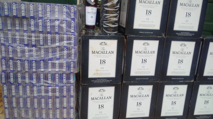 Hàng trăm gói thuốc và rượu không có nguồn góc xuát xứ.