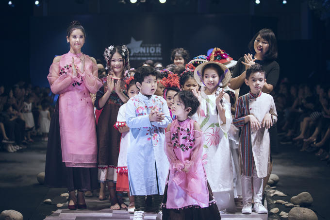 Hương Giang c&ugrave;ng &ldquo;tiểu c&ocirc;ng ch&uacute;a&rdquo; thu h&uacute;t mọi &aacute;nh nh&igrave;n tr&ecirc;n s&agrave;n diễn thời trang