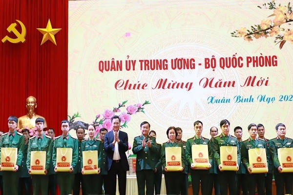 Thượng tướng Hoàng Xuân Chiến, Thứ trưởng Bộ Quốc phòng và ông Nguyễn Hữu Nghĩa, Bí thư Tỉnh ủy Hưng Yên, trao quà tặng các quân nhân.