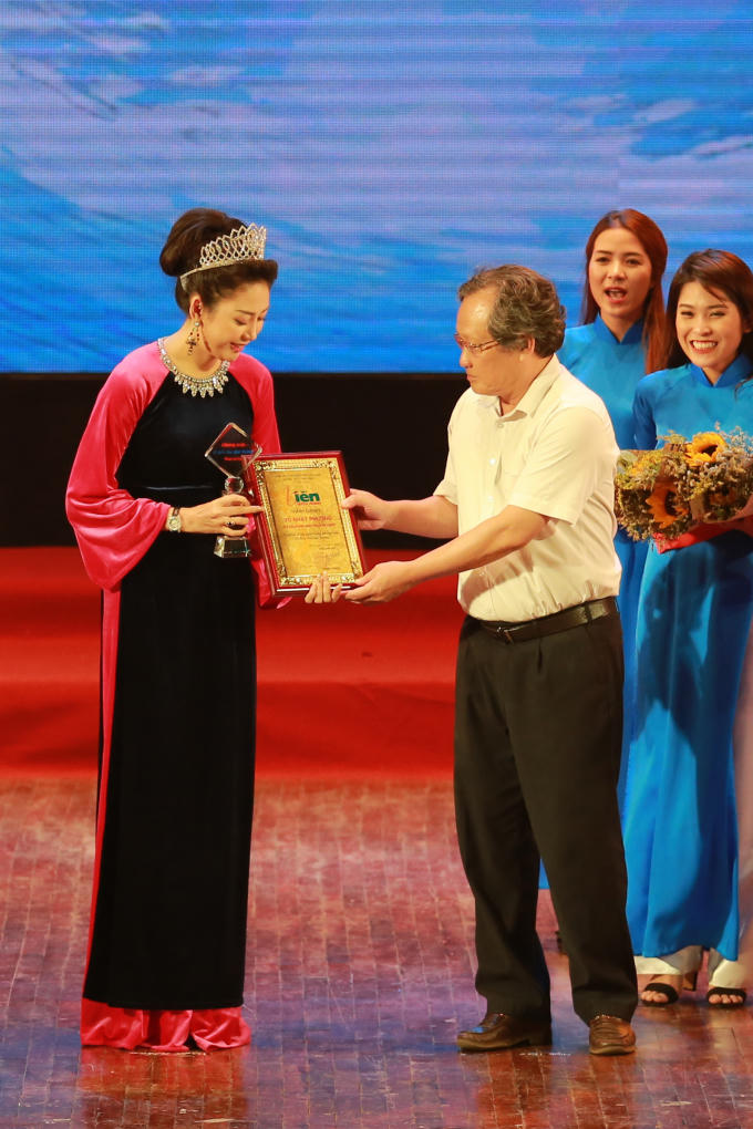 Tân Hoa hậu Võ Nhật Phượng sánh đôi cùng Nam vương Huy Hoàng ủng hộ chương trình “Vì biển đảo quê hương”