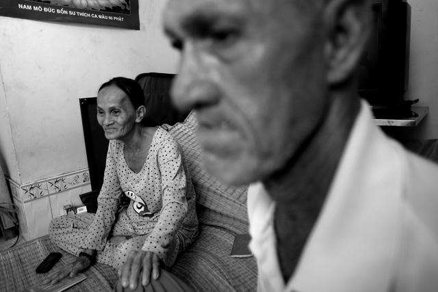 Khuôn mặt khắc khổ, đầy nếp nhăn của bà Bé.