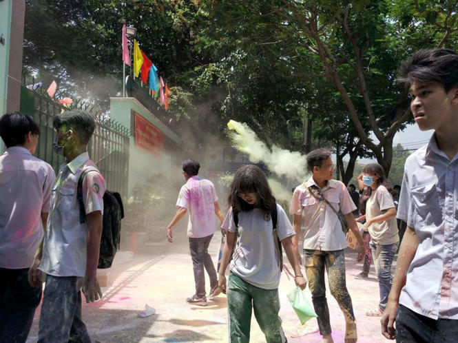 Hình ảnh học sinh người dính toàn bột màu.