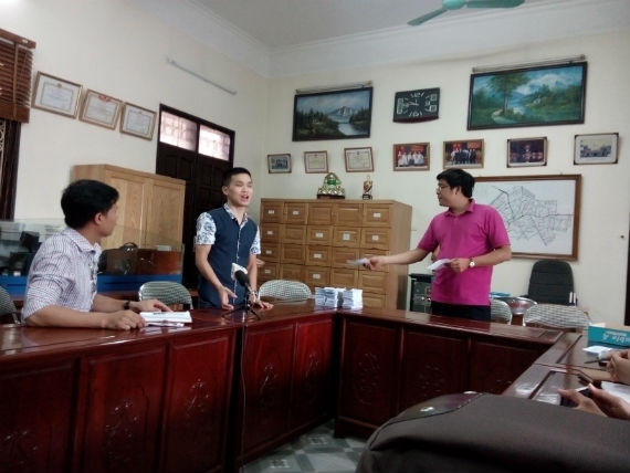 Ông Nguyễn Trung Dũng (áo đỏ) "giữ phép lịch sự" bằng cách bỏ ra ngoài hút thuốc để né câu hỏi các phóng viên.