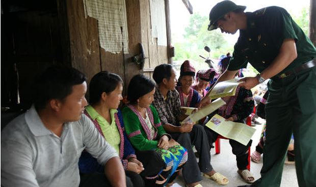 Cán bộ Đồn Pa Tần phát tờ rơi tuyên truyền về tác hại của ma túy tới bà con bản Pho.