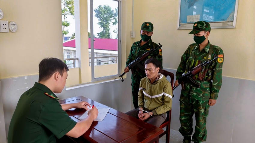 Tổ công tác đồn Biên phòng Vĩnh Hải lấy lời khai đối tượng Lâm Côi.