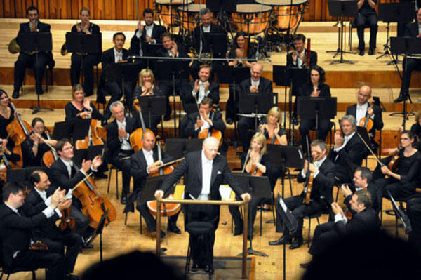 Dàn nhạc Royal Philharmonic Concert Orchestra (RPCO) một trong những dàn nhạc nổi tiếng và lâu đời đến từ Anh Quốc.