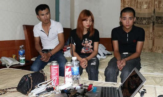 3 thanh niên cung tang vật vụ án.