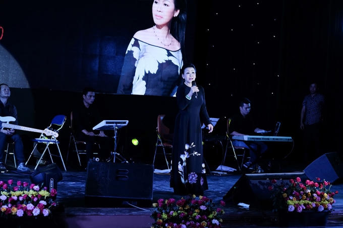 Kh&aacute;nh Ly hết m&igrave;nh trong