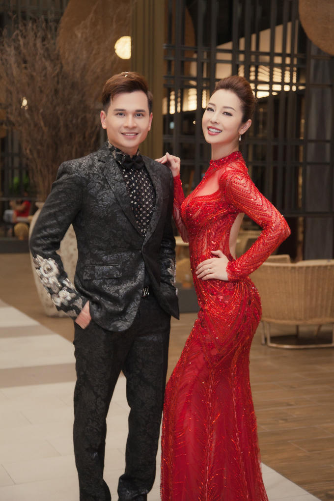 Chiếc áo dài đính đá tỷ mỹ của nhà thiết kế Thuỷ nguyễn chuẩn bị riêng cho Jenifer cũng khiến mọi người chú ý. Người đẹp khoe vóc dáng thanh mảnh đầy quyến rũ và gợi cảm.