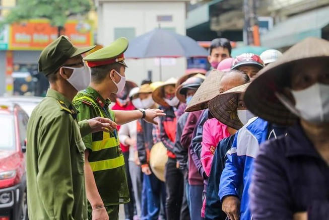 Theo Quyết định số 1757/QĐ-UBND ngày 29/4/2020, UBND TP đã chính thức phê duyệt kinh phí hỗ trợ cho các đối tượng người có công với cách mạng; đối tượng bảo trợ xã hội; người thuộc hộ nghèo, hộ cận nghèo gặp khó khăn do đại dịch Covid-19 TP Hà Nội số tiền là 505,6 tỷ đồng. Nguồn kinh phí, UBND các quận, huyện, thị xã chủ động tạm ứng từ các nguồn tài chính hợp pháp của ngân sách quận, huyện, thị xã để chi trả cho các đối tượng được hỗ trợ theo đúng quy định.