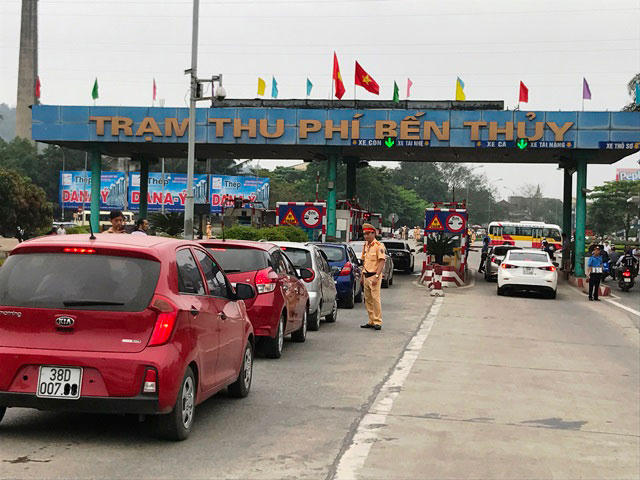 Các phương tiện loại 1 và loại 2 tại 4 địa phương vùng lân cận Trạm thu phí Bến Thủy được miễn giá dịch vụ qua cầu Bến Thủy 1. (Ảnh: Danviet.vn)